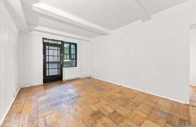 1589 Unionport Road Gallery 1
