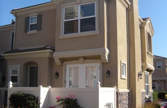 3 Bedroom and 2.5 Bathroom end unit condo with air conditioning Gallery 1