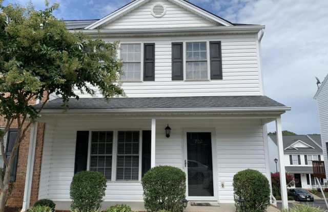 End Unit Townhouse in Wyndhurst - 702 Wyndhurst Drive, Lynchburg, VA 24502