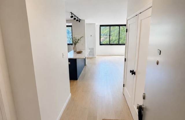 Renovated 1 bdrm /1.5 bath Condo, Utilities & Parking Included - Available Now! Gallery 4