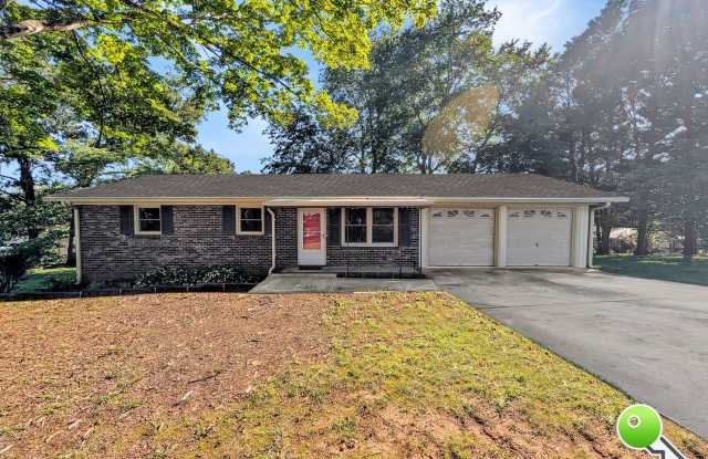 Charming Easley Home with Fenced Yard, Sunroom & Walkable To The YMCA! photos photos