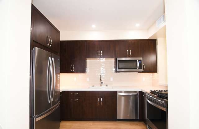 571 Moss Street photos photos