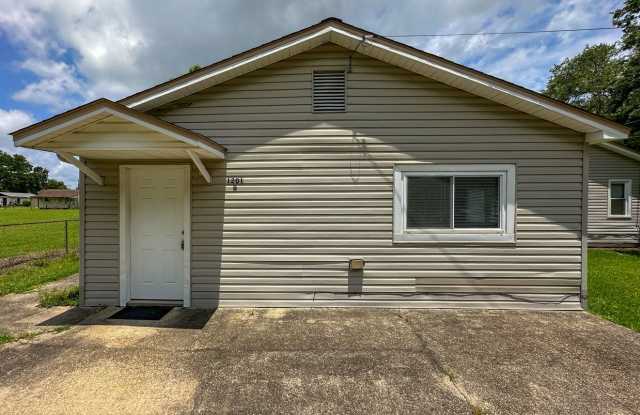 2 bedroom 1 bath with bonus room ~ lawn care included! Gallery 1