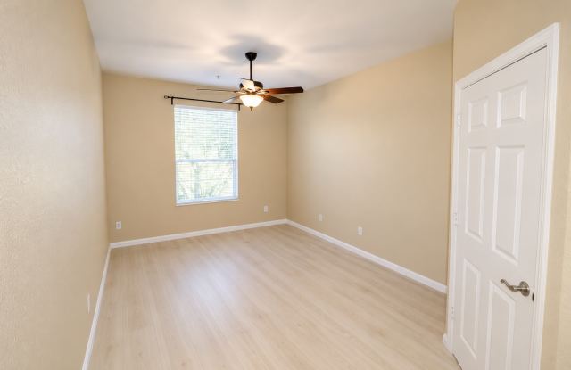 3 Bedrooms 2 Baths First Floor apartment on Metrowest Gallery 4