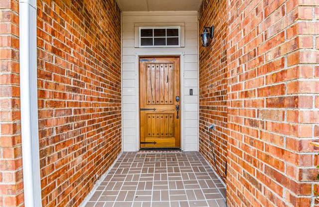 6820 Woodcrest Lane Gallery 3