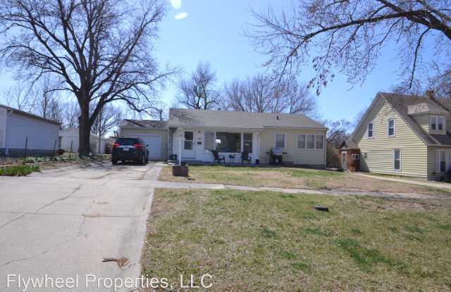 924 Clarke St - 924 Clarke Street, Clay Center, KS 67432