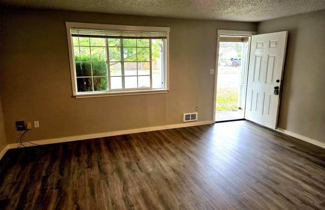 Cozy 2 Bedroom Unit in Lakewood Gallery 4