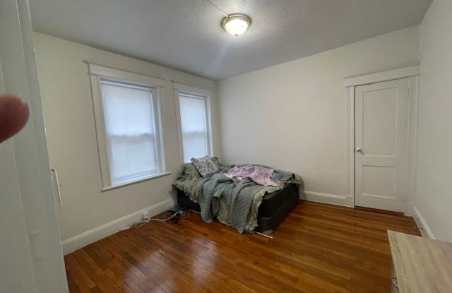 HUGE No FEE Renovated May 1 Studio NO FEE Heat HW inc Students ok  Seconds to Green line Gallery 4