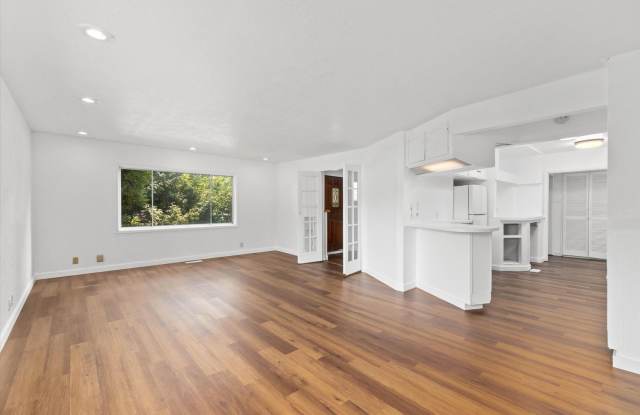 4 Bedroom 2 Bath with Den Spacious Lot and Workshop, Shed, Treehouse Gallery 3