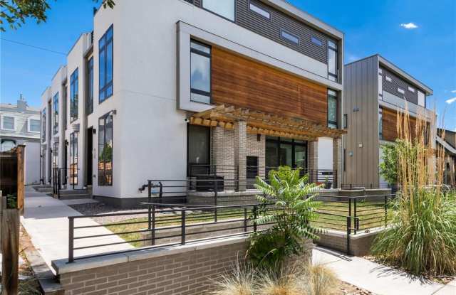 Modern Cherry Creek Townhome! - 452 University Boulevard, Denver, CO 80206