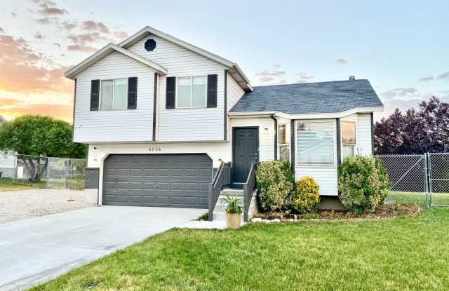 Gorgeous 4 Bed 2 Bath Home in West Valley! Gallery 1