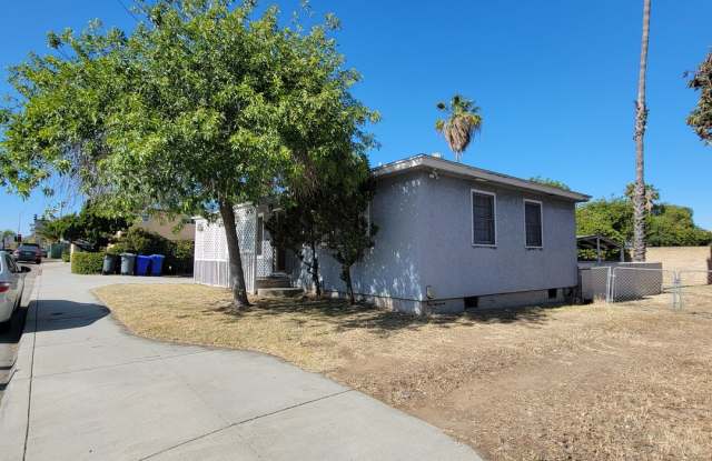 Adorable 2 bed 1.5 bath house with HUGE yard!! - 4863 Parks Avenue, La Mesa, CA 91942
