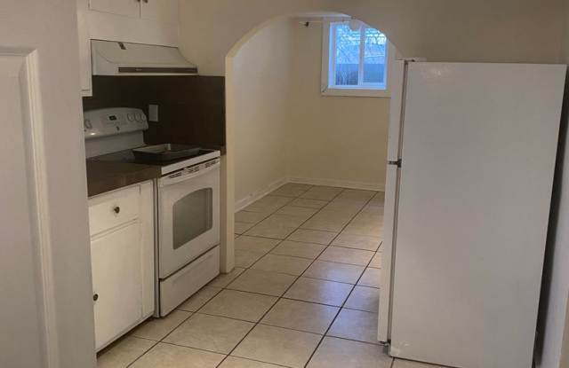 2 Bed / 1 Bath Garden-Level Apartment – Available NOW!! Gallery 4