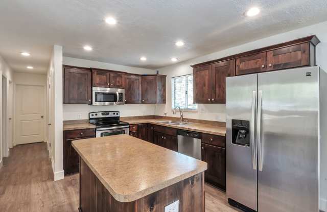 REALLY NICE!! Remodeled 6 bed w 2 car + RV pad Gallery 3