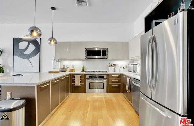 801 South Grand Avenue - 801 South Grand Avenue, Los Angeles, CA 90017