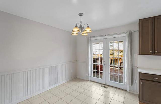 2904 MADEIRA Court Gallery 4