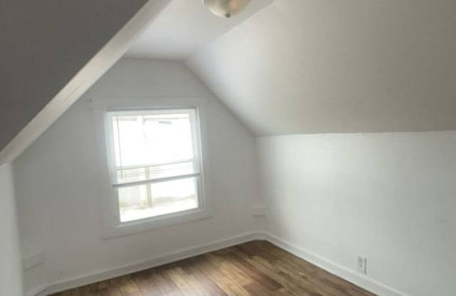 119 E 8th St - Spacious 4 Bedroom Home with historic details near Heekin Park Gallery 4