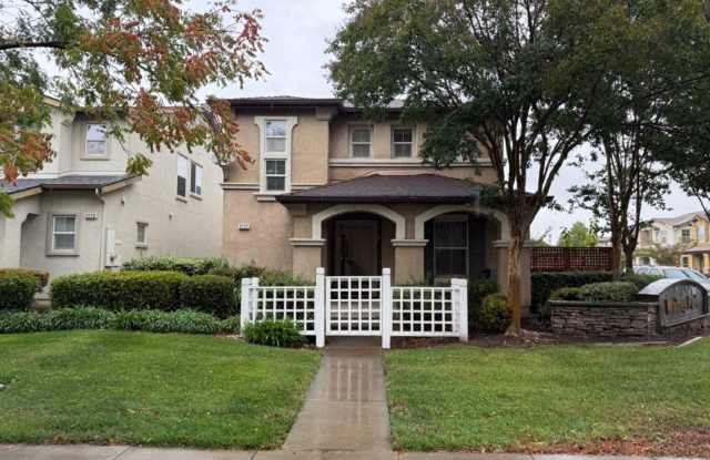 Modern 4 Bedroom 3 Bath Fairfield *Star Rentals Gallery 1