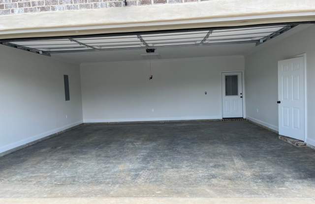 Comfortable 4-Bedroom Home with Great Outdoor Space Gallery 3