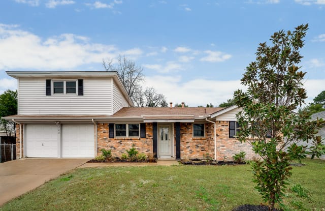 708 Woodcrest Dr - 708 Woodcrest Drive, Hurst, TX 76053