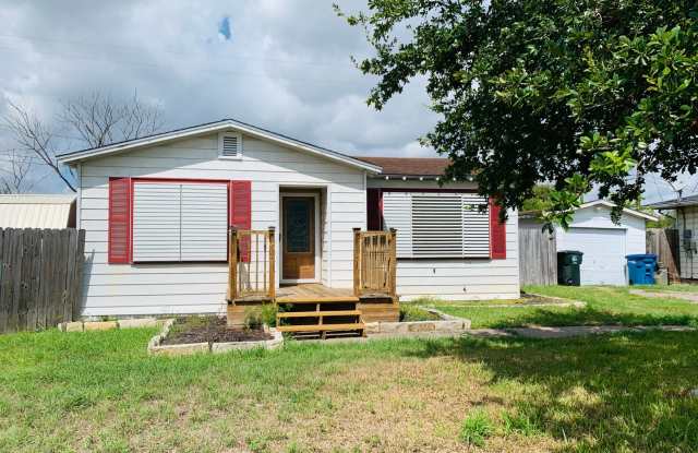 Charming 2-Bedroom Home with Large Backyard, Covered Patio & Workshop-Calallen Area photos photos