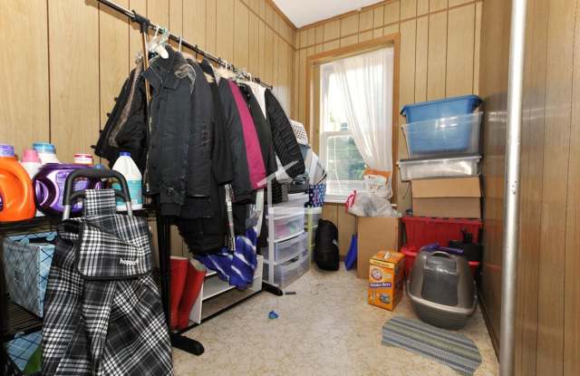 Giant 4 Bed 2 Bath with Parking for Rent Gallery 4