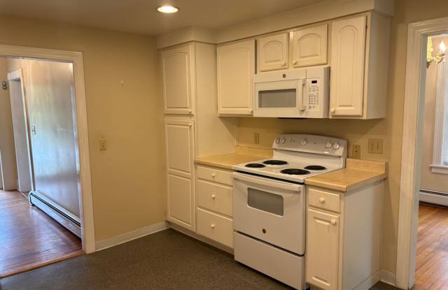 Spacious 2-Bedroom, 2-Bath Duplex with Large Fenced Yard in Williamstown – $2,200/Month Gallery 3