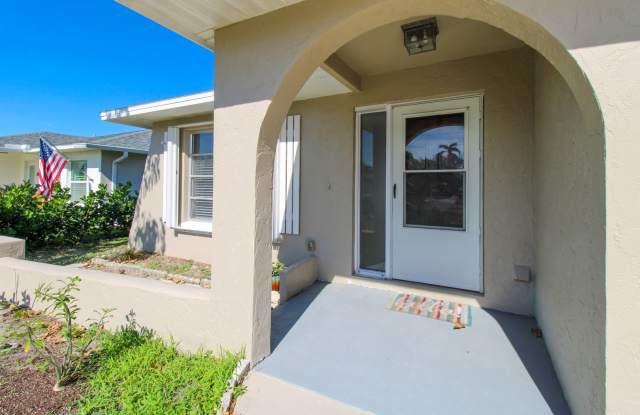 ** 2/2 HOME IN NAPLES PARK UNFURNISHED ** DOG FRIENDLY UPON APPROVAL ** NO HOA HERE ** - 667 98th Avenue North, Naples Park, FL 34108