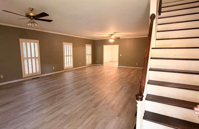 Short-Term Lease ONLY! 3 Bed / 3 Bath Brick Home on East University Drive Gallery 3