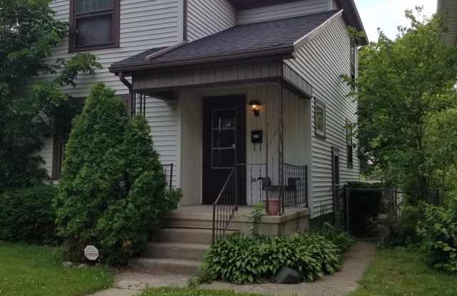Great 2 bedroom w/detached garage near UD and Miami Valley Hospital! - 275 Indiana Avenue, Dayton, OH 45410