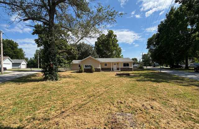 Great location in Willard! Available Now 4 bedroom 2 bath with bonus living room! photos photos