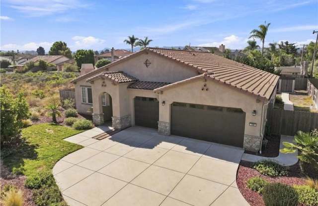 Beautiful 3-Bedroom Home with Spacious Yard & 3-Car Garage Gallery 1
