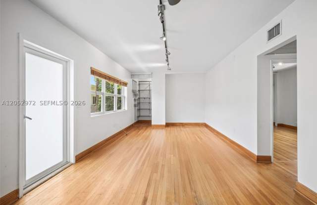 1100 Venetian Way Gallery 2