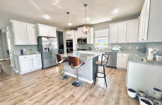Stunning 5bed/3 1/2 bath Home in Shakopee! photos photos