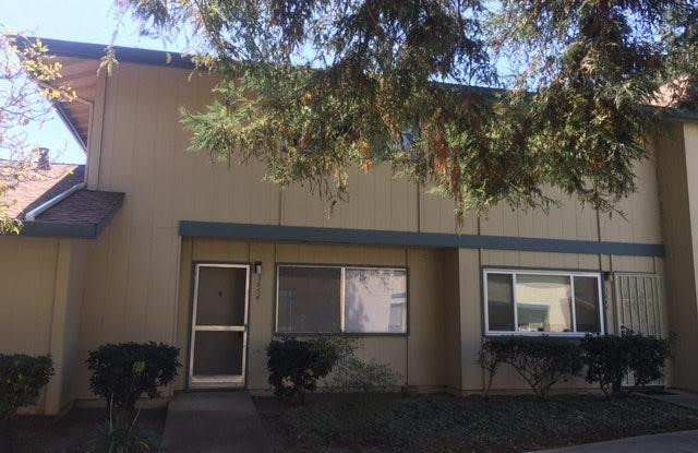 Cozy  Centrally Located 3 Bedroom Townhouse in Fremont! photos photos