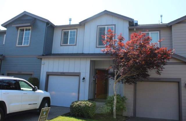 Beautiful 3 Bed/ 2.5 Bath Townhome w/ Gas Fireplace and 1 Car Garage w/ AC! photos photos