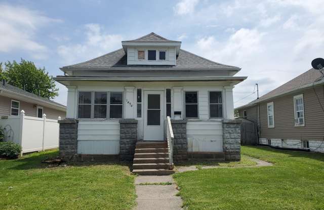 2 Bedroom 1.5 Bath House in East Moline photos photos