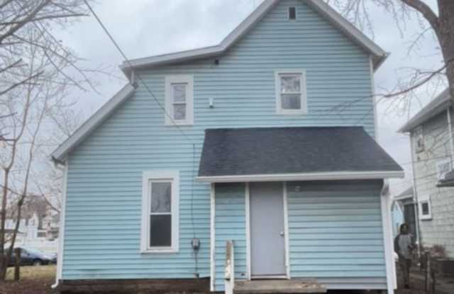 5 Bedroom 2 Bathroom Home! Large Front Porch! Nice backyard! Gallery 3