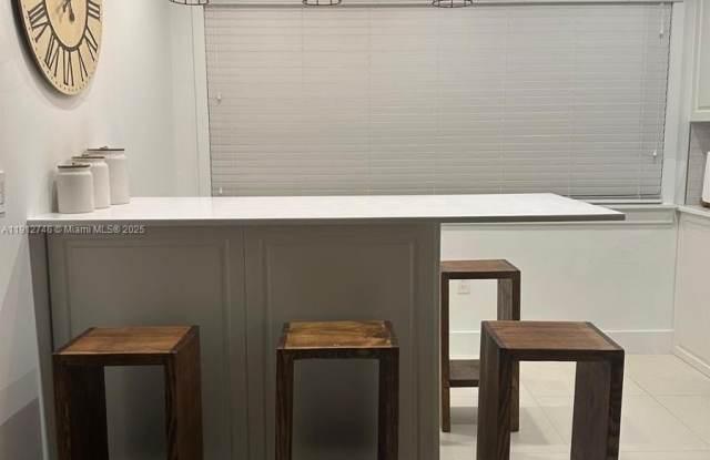 10040 NW 9th St Cir - 10040 Northwest 9th Street Circle, Fountainebleau, FL 33172