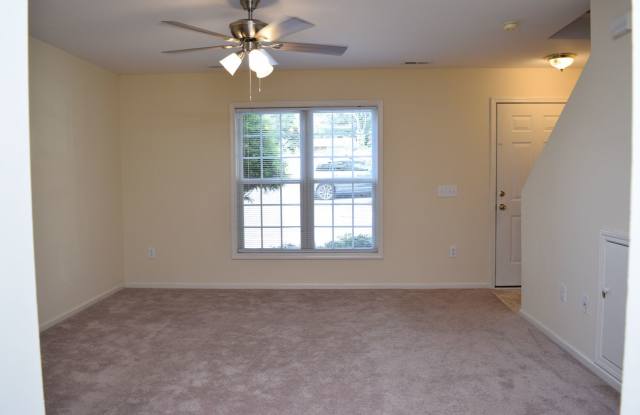 2 Bedroom 1.5 Townhouse w/ Included Utilities Gallery 4