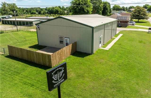 2 Bay warehouse/shop with apartment photos photos