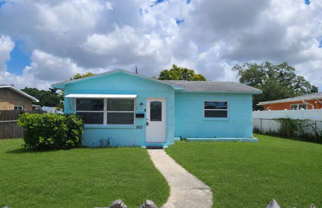 Three Bedroom One Bathroom House near Gulfport area. photos photos Three Bedroom One Bathroom House near Gulfport area. photos photos