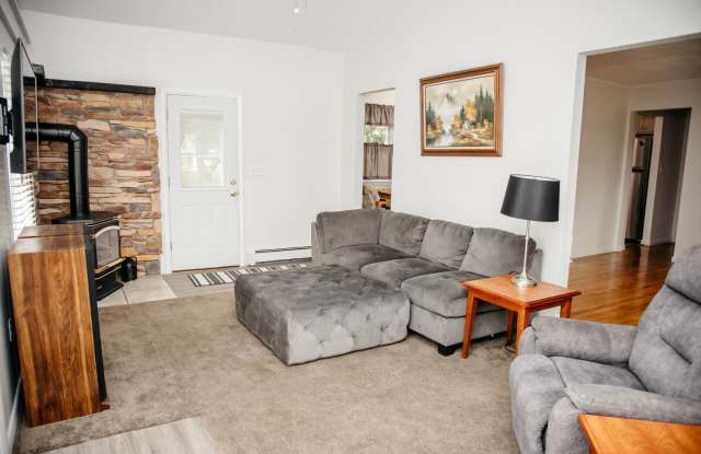 FULLY FURNISHED SINGLE FAMILY HOME - INTERNET AND BASIC CABLE INCLUDED - 5% ACTIVE MILITARY DISCOUNT - INTERNET AND LOCAL CABLE INCLUDED WITH RENT Gallery 4