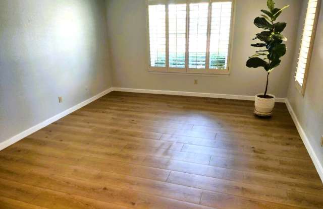 Spacious Golf Course Adjacent Single Level Horizon Home With Refrigerated Air Located In Quiet Neighborhood Gallery 3