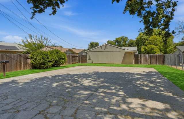 This bright and charming 3 Bedroom 2 bathroom Duplex in Sacramento with Move in special Gallery 1