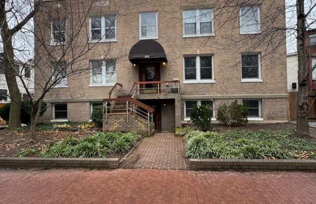 Newly Updated Cap Hill One Bedroom W/Wood Burning Fireplace! - 233 Kentucky Avenue Southeast, Washington, DC 20003