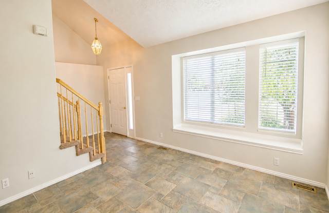 Charming 5-Bedroom Cul-de-Sac Home in Sandy with Garden Beds and Outdoor Space Gallery 3