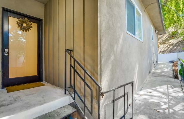 1556 Indiana Avenue Gallery 3