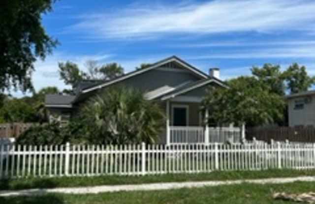 Well maintained 3/2 centrally located and available now! photos photos