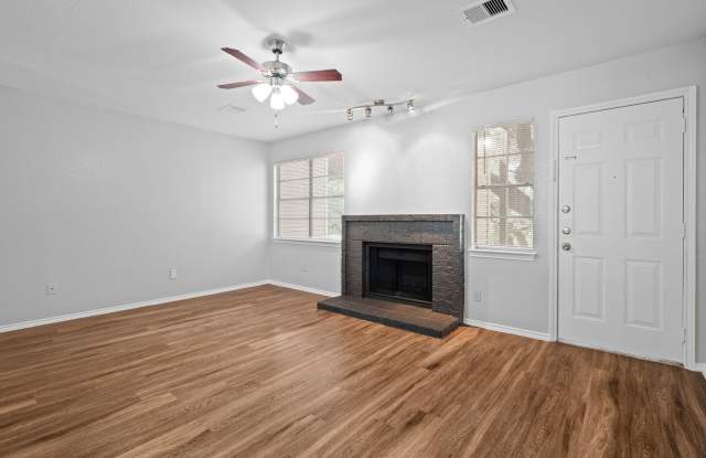 RIVER CROSSING TOWNHOME - 2BD -2.5BA - GREENBELT VIEW - WASHER/DRYER - RESERVED PARKING Gallery 3
